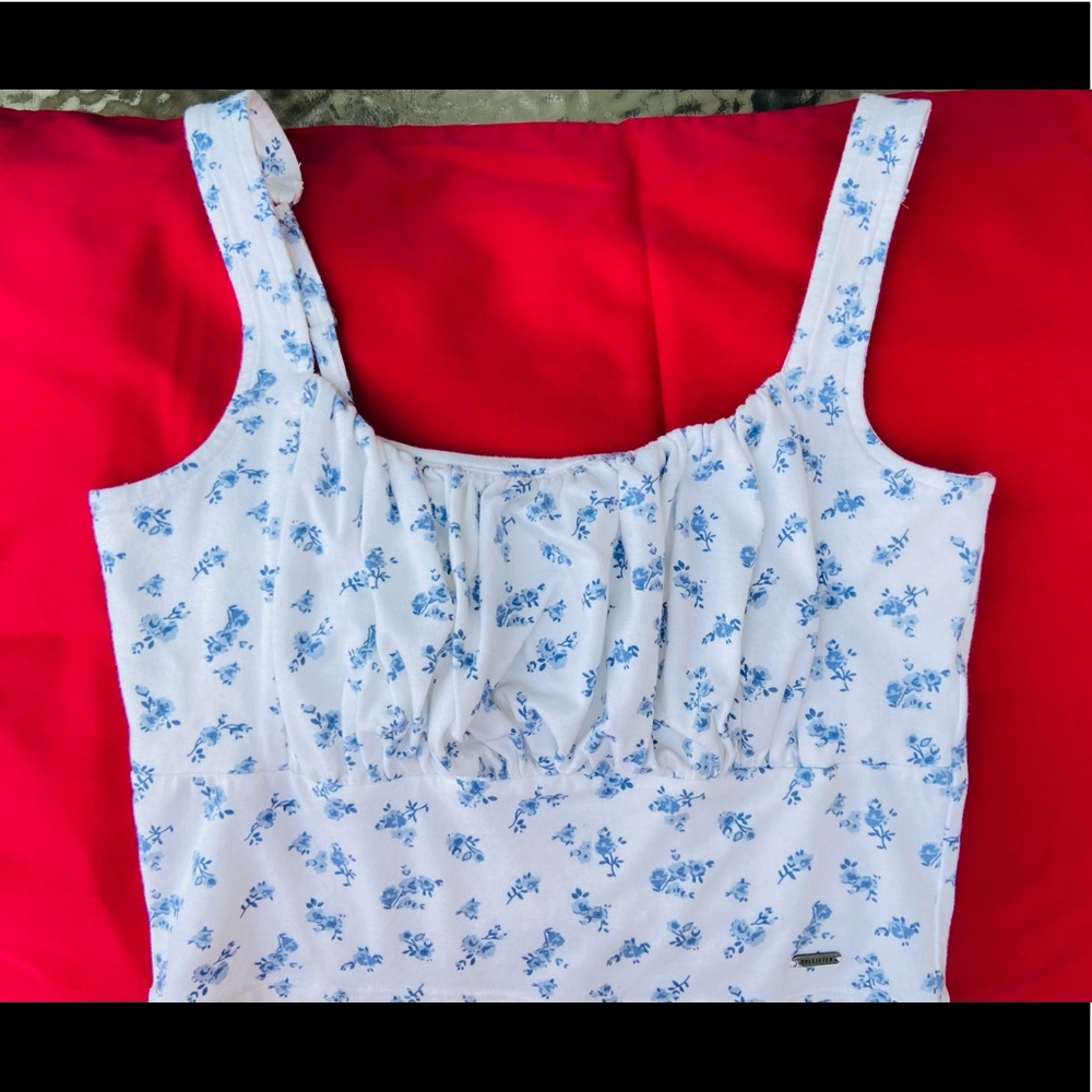 💗NWOT - Hollister Crop Top - White with small blue flowers.